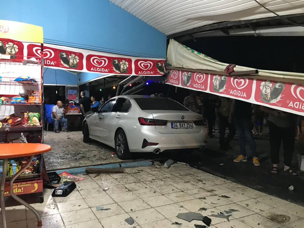 Davetsiz misafir! Lüks otomobil kahvehaneye daldı. Facianın eşiğinden dönüldü - Resim: 6